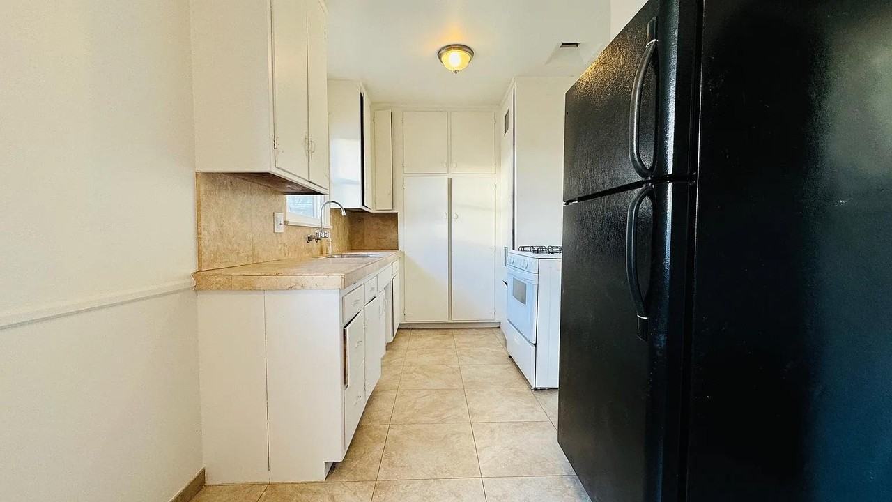 15234 Rayen St #E - Photo 3 of 10