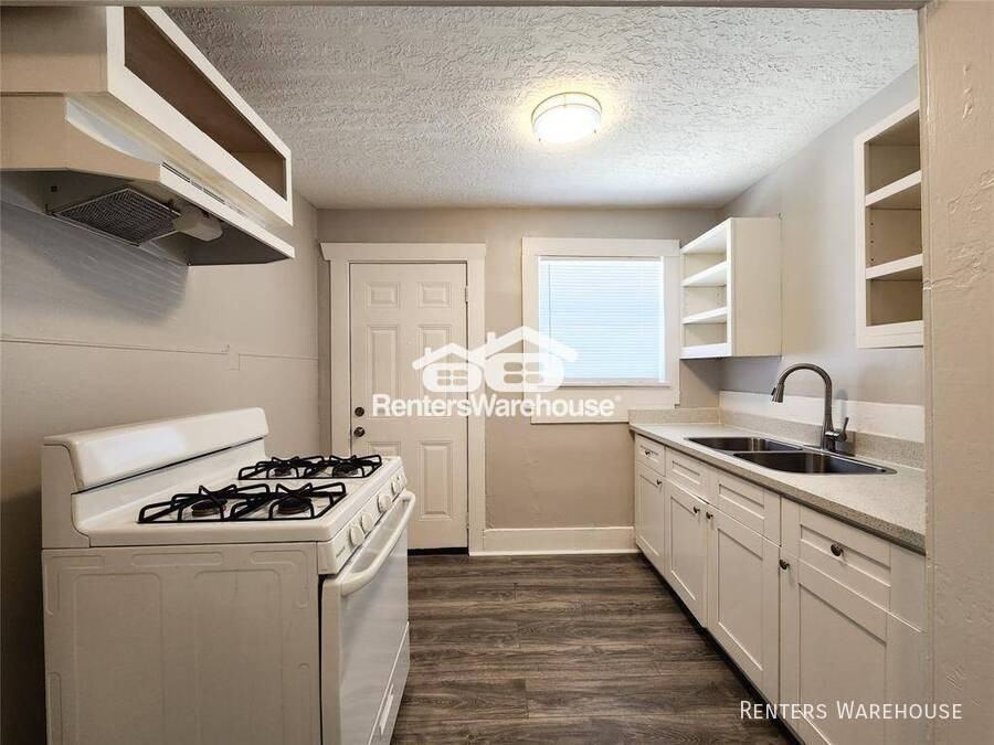 6913 Avenue L - Photo 3 of 11