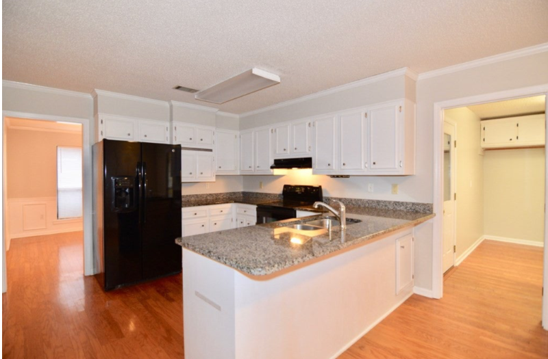 577 Hunterdale Rd - Photo 2 of 9