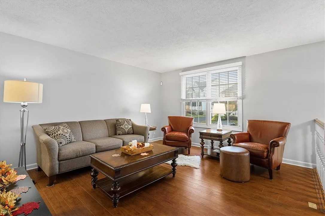 903 Raymond Dr - Photo 2 of 12