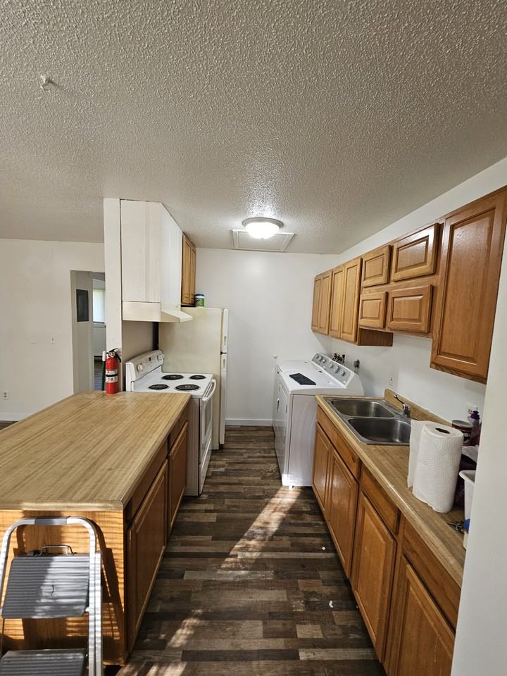 1260 Oakview Dr #1 - Photo 2 of 20