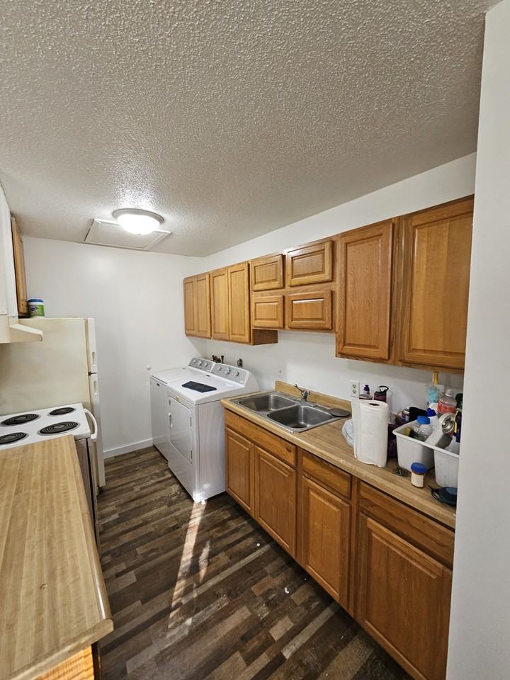 1260 Oakview Dr #1 - Photo 3 of 20