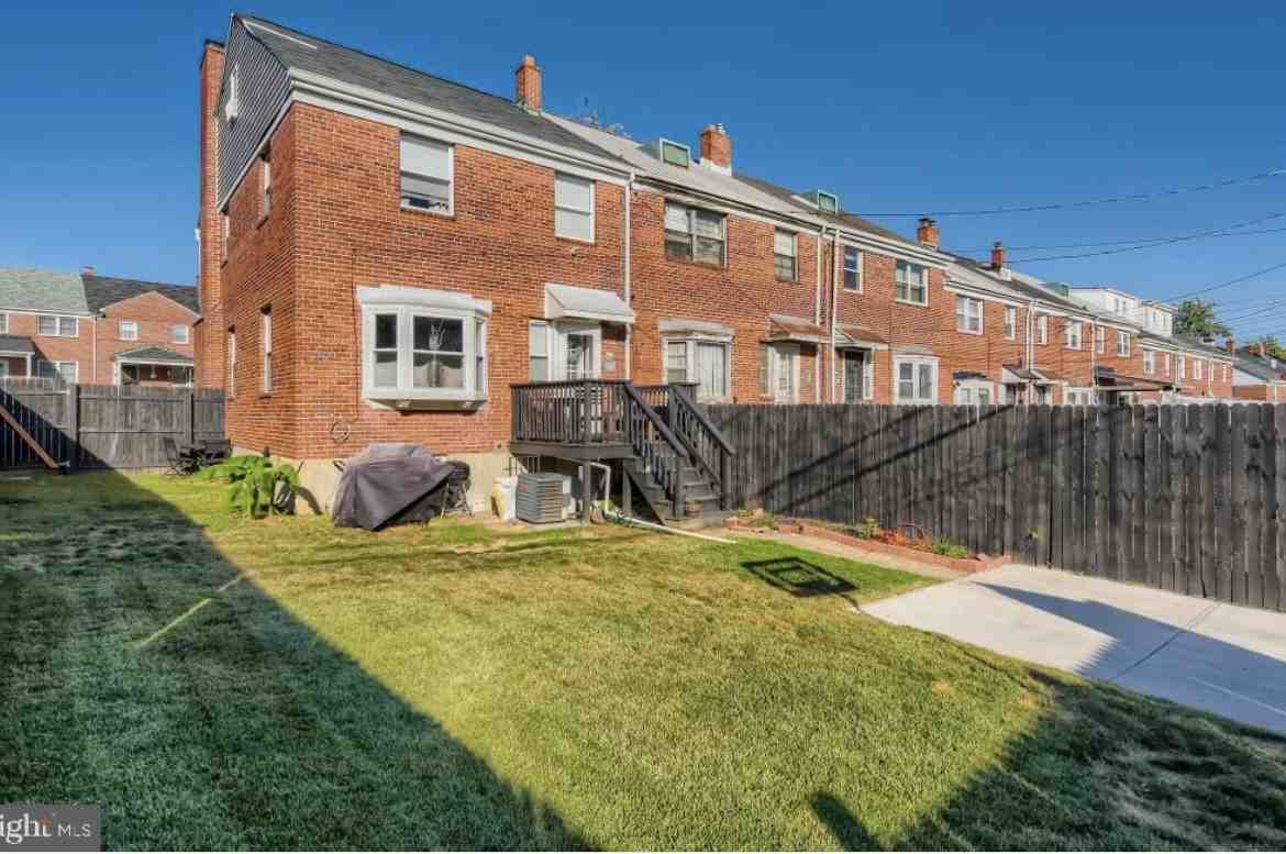 1915 Hillenwood Rd - Photo 3 of 24