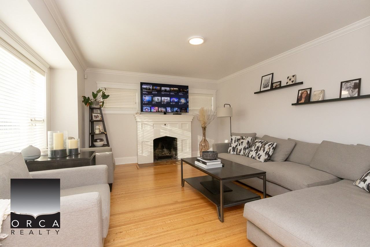 3831 Dundas St - Photo 2 of 38