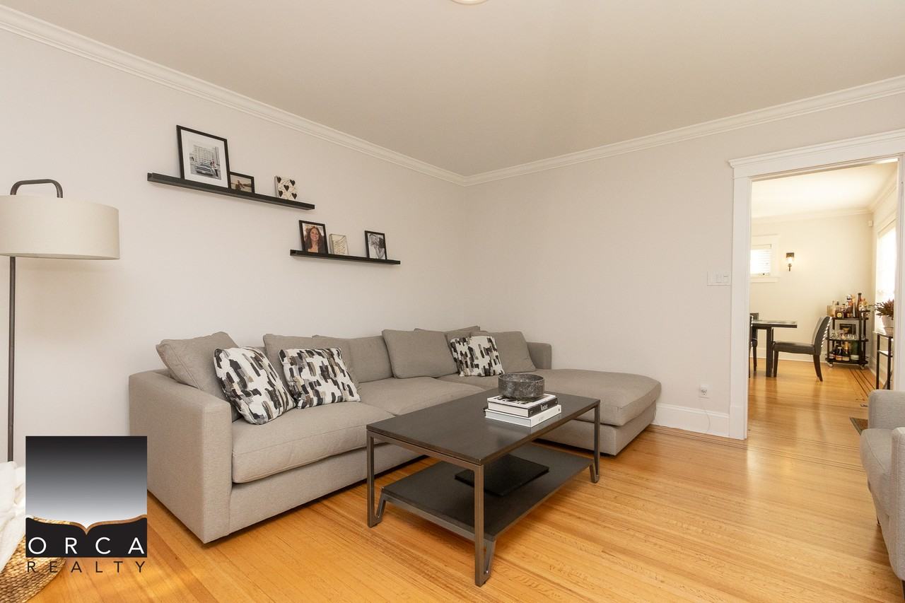 3831 Dundas St - Photo 3 of 38