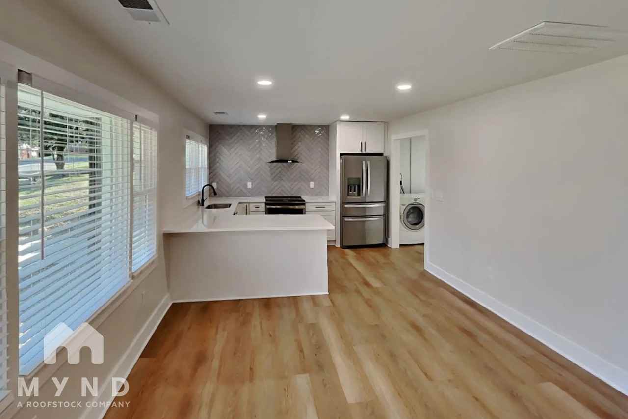 1015 Rollingwood Dr - Photo 2 of 19