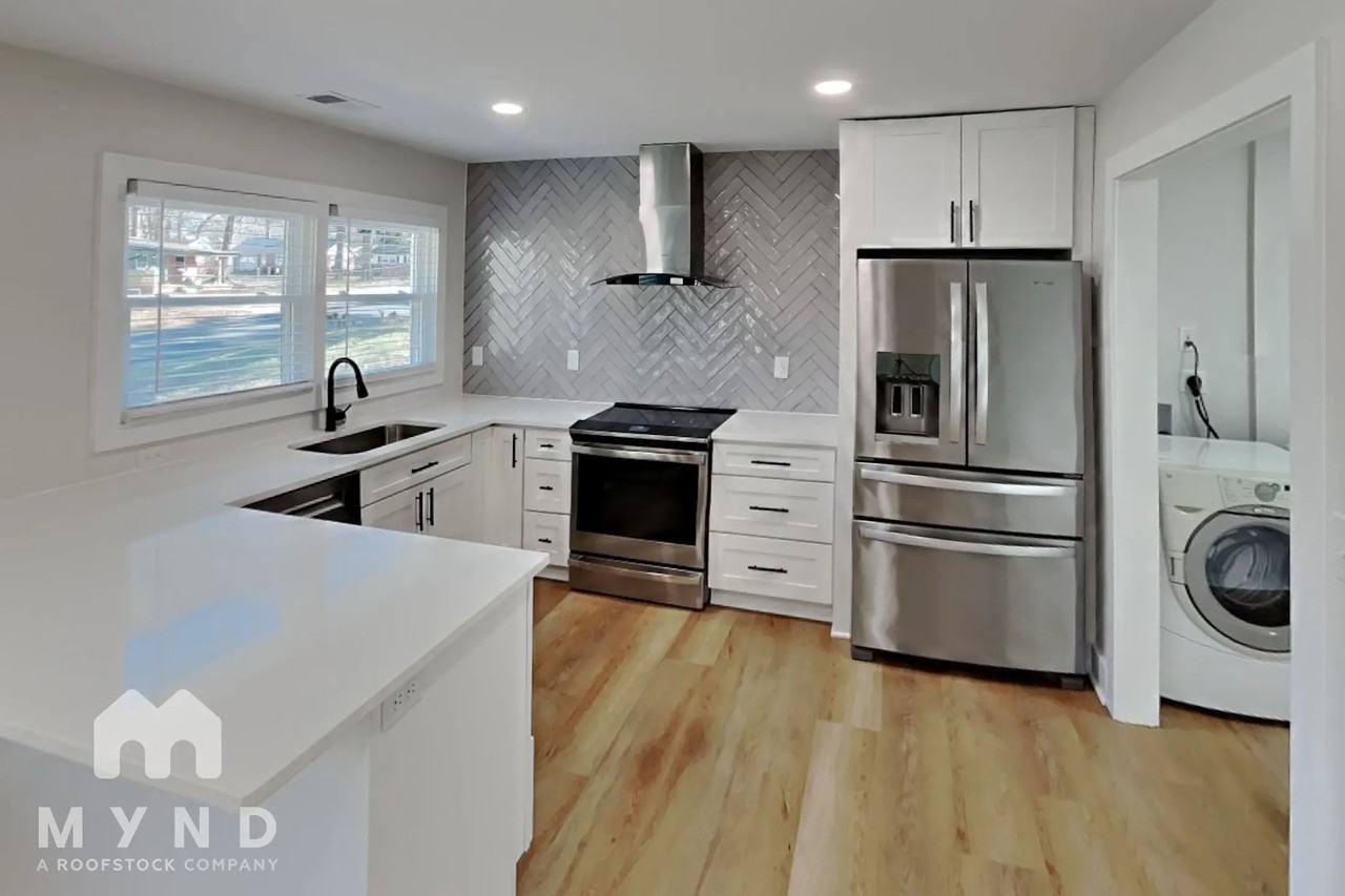 1015 Rollingwood Dr - Photo 3 of 19