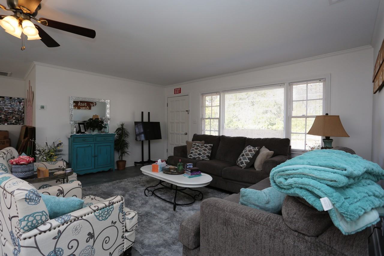 206 E Grady St - Photo 4 of 21