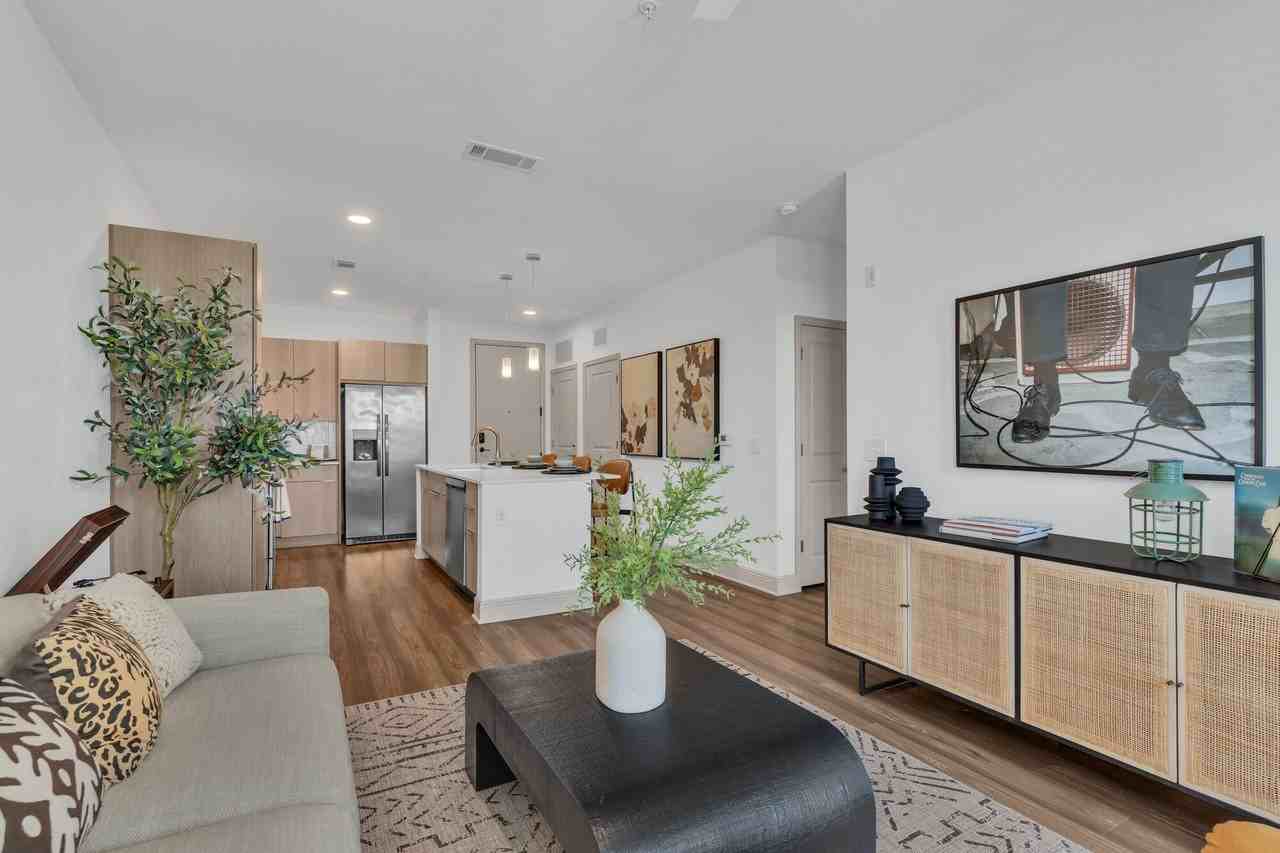 AVERE SOUTHSIDE QUARTER - Photo 7 of 38