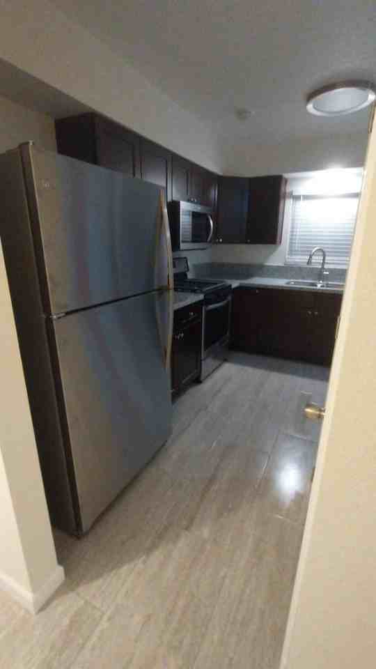 203 E 4th St - Photo 4 of 20