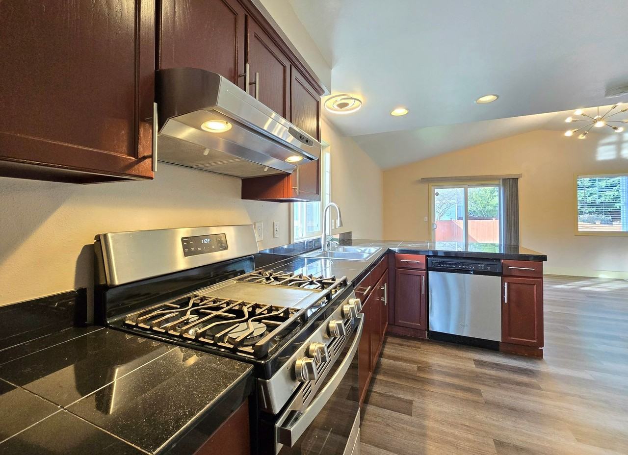 6427 79th Pl Ne - Photo 3 of 23