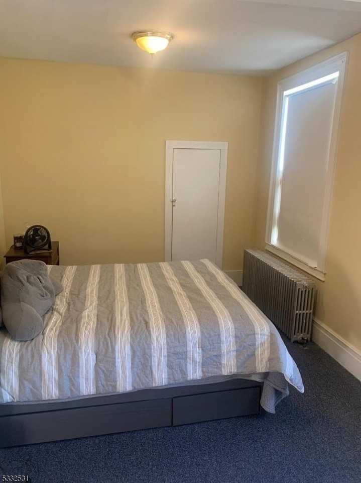 917 Main St - Photo 2 of 8