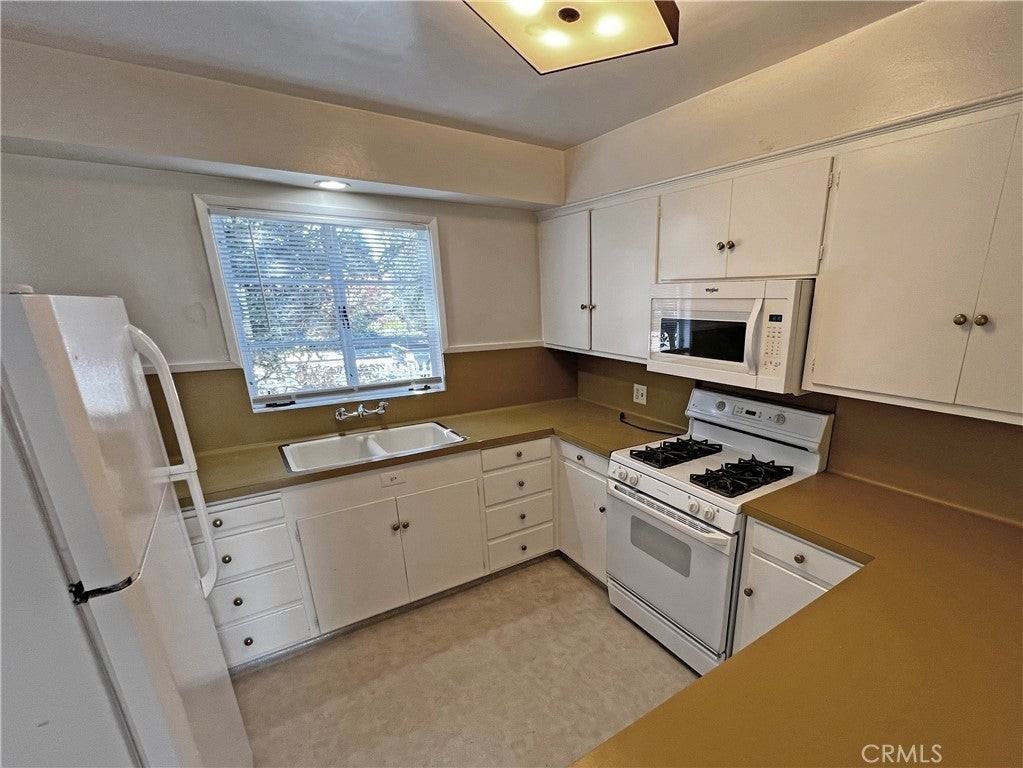 523 W 11th St - Photo 7 of 36