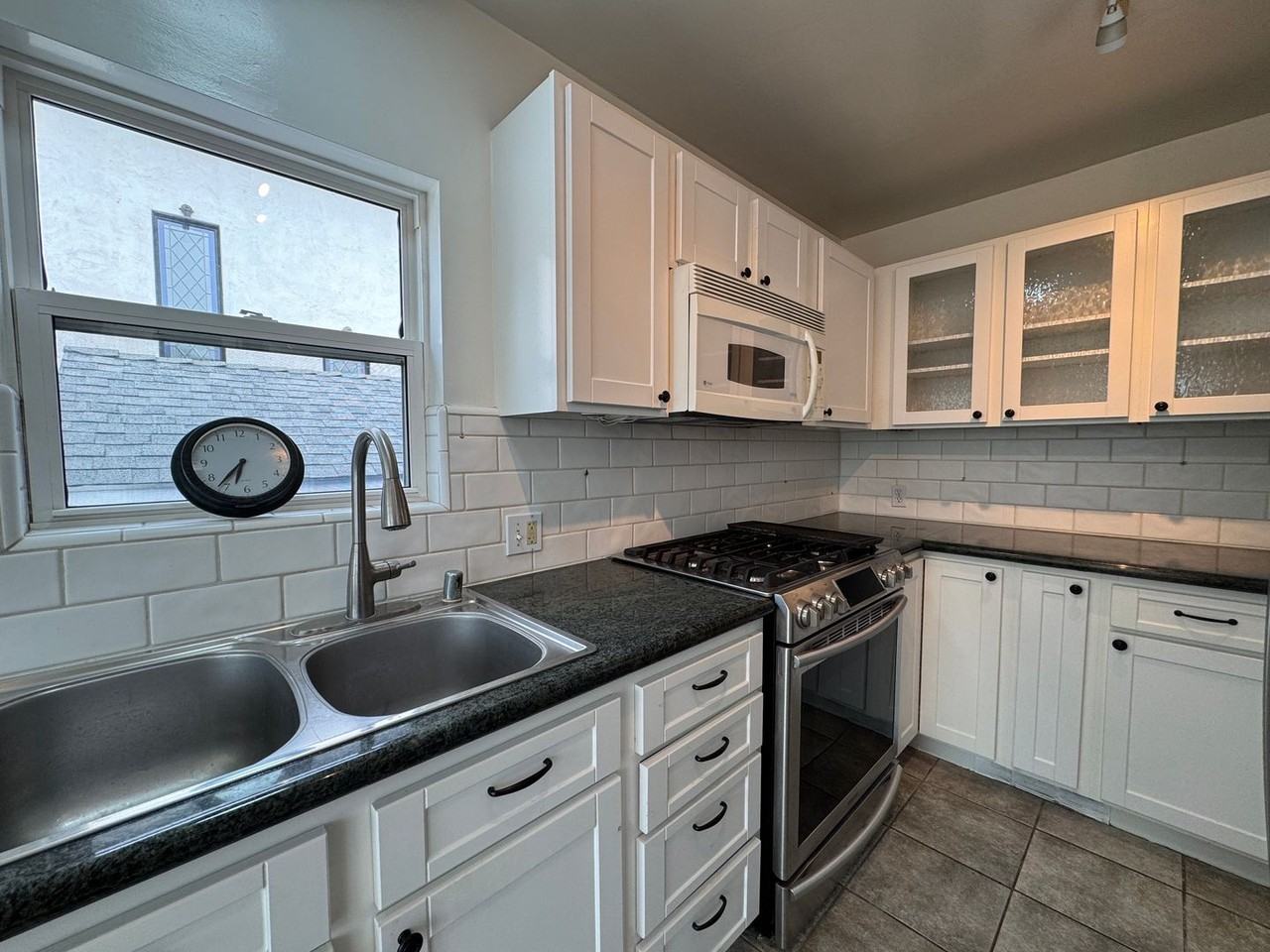 1527 Golden Ave - Photo 4 of 37