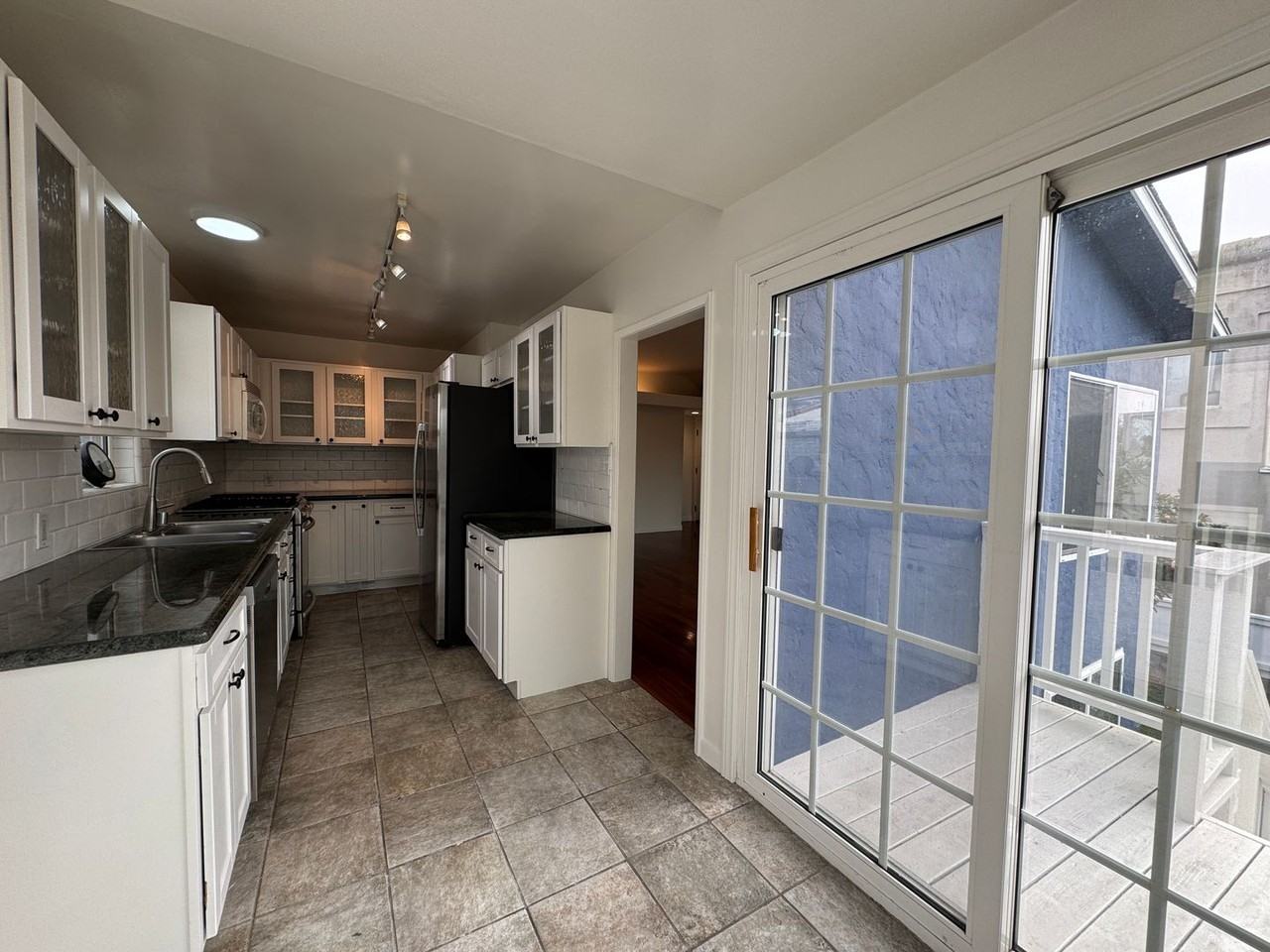 1527 Golden Ave - Photo 5 of 37