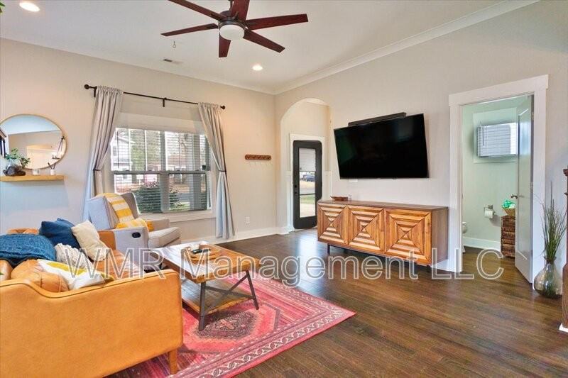 423 Sylvania Ave - Photo 3 of 25