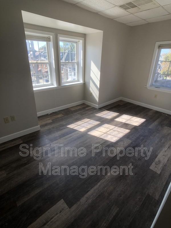 702 N Mulberry St - Photo 3 of 11