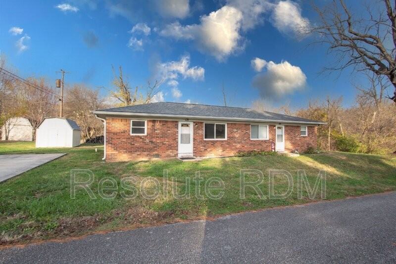 140 Wilson Dr - Photo 3 of 23
