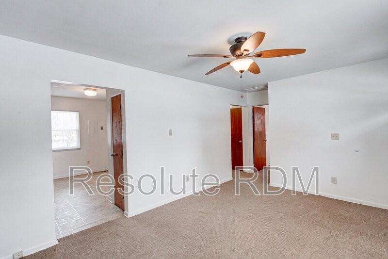 140 Wilson Dr - Photo 4 of 23