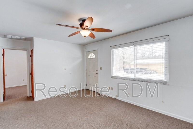 140 Wilson Dr - Photo 5 of 23