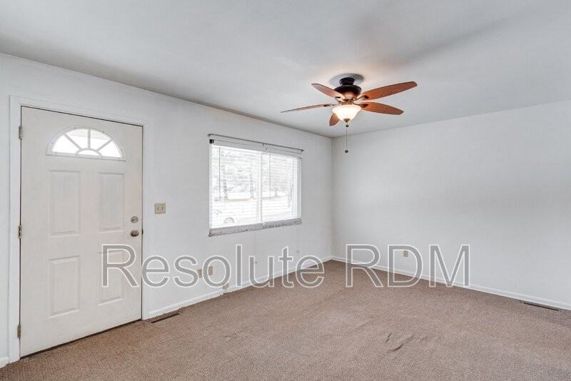 140 Wilson Dr - Photo 6 of 23