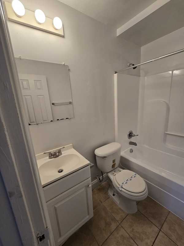 2108 Phaup St #E - Photo 4 of 18