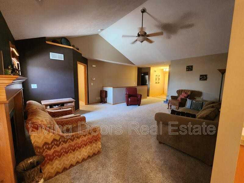 745 Larkspur Dr - Photo 2 of 13