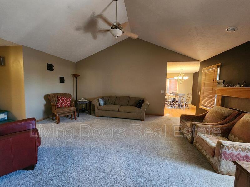 745 Larkspur Dr - Photo 3 of 13