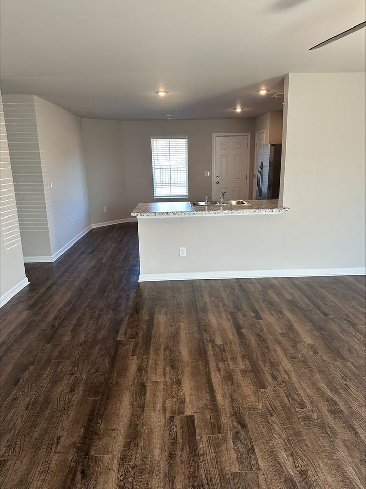 1611 Simmons St Se - Photo 6 of 17