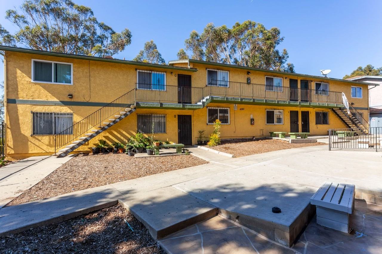 3 bed 2 bath in the heart of San Diego - Photo 2 of 17