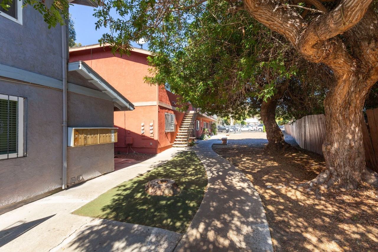 3 bed 2 bath in the heart of San Diego - Photo 3 of 17