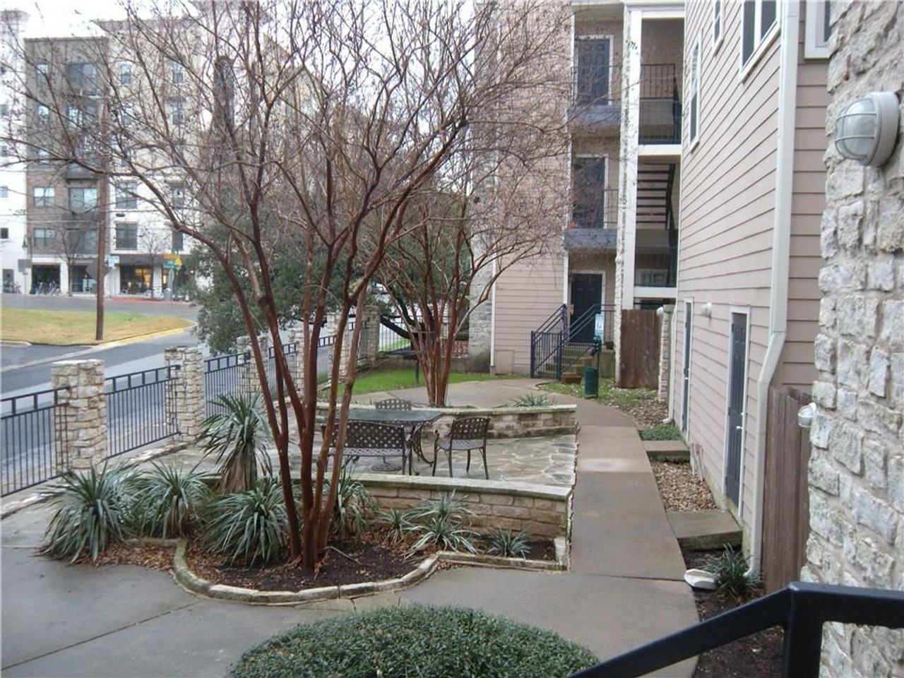 2414 Longview St - Photo 2 of 19