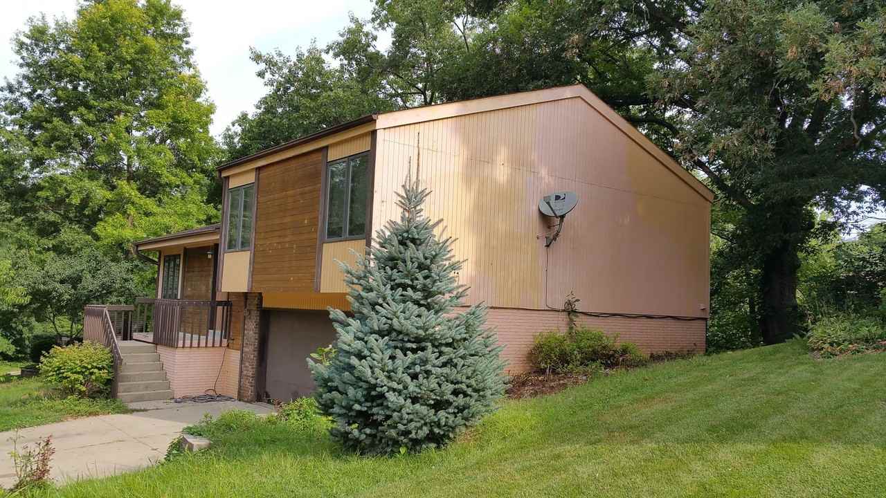 1546 Buresh Ave - Photo 2 of 22