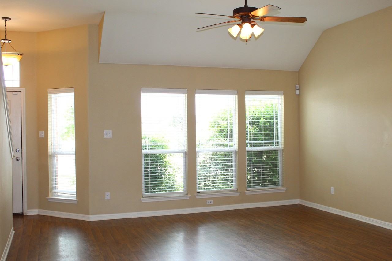 7707 Bridgepointe Dr - Photo 2 of 17