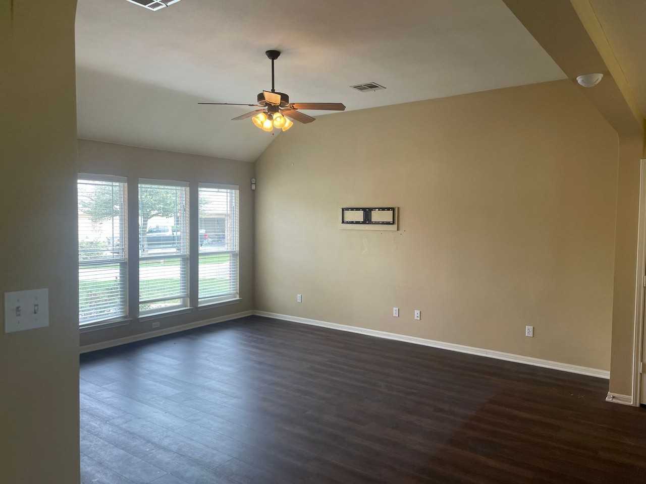 7707 Bridgepointe Dr - Photo 3 of 17