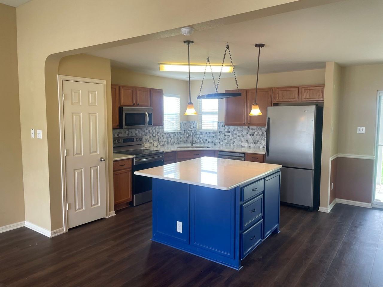 7707 Bridgepointe Dr - Photo 4 of 17