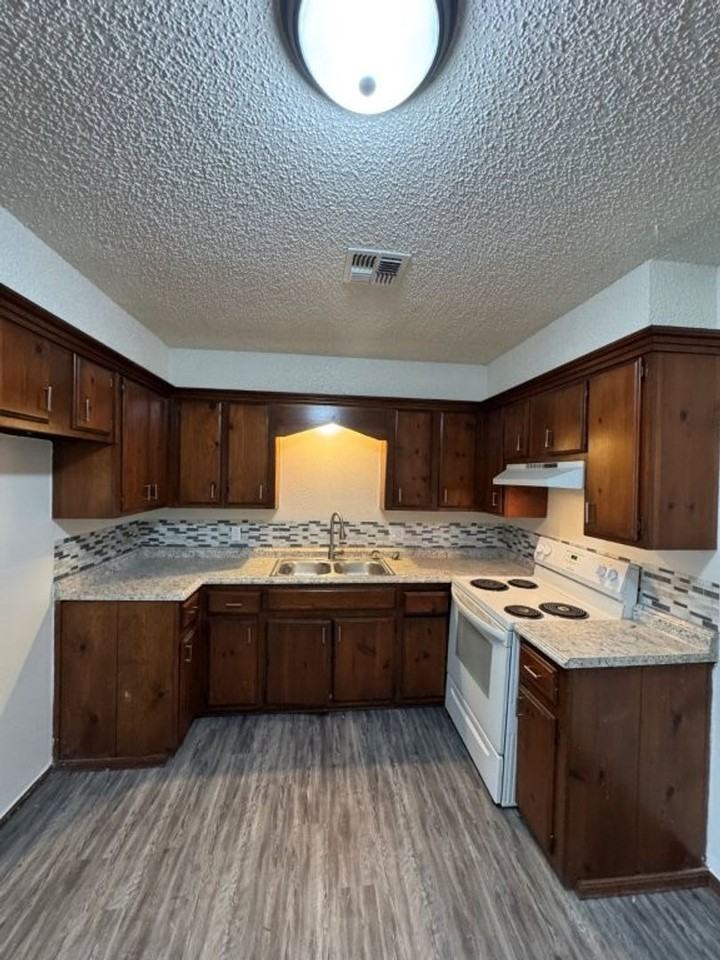 2661 N Main St - Photo 3 of 10