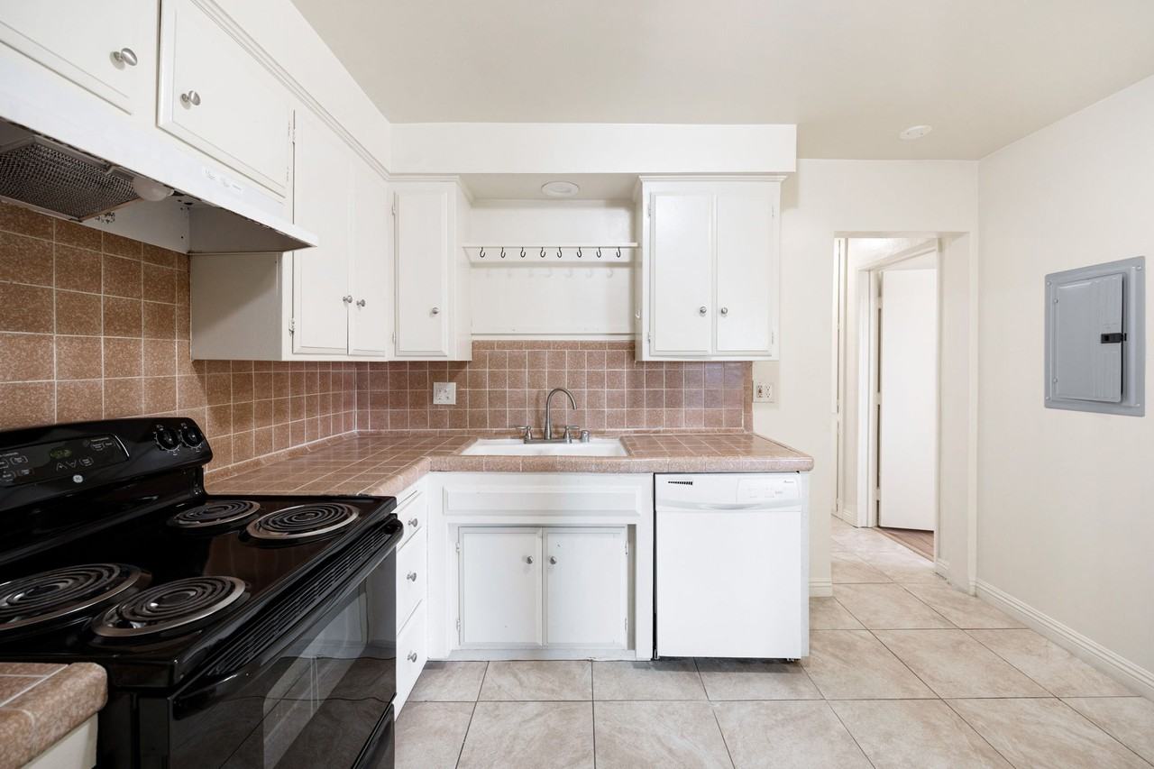 2761 N Golden Ave #12 - Photo 3 of 23