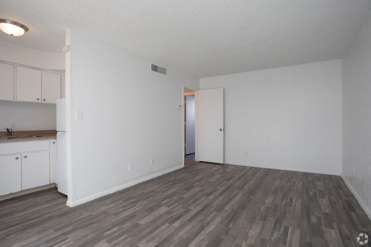 The Retro - Photo 2 of 10