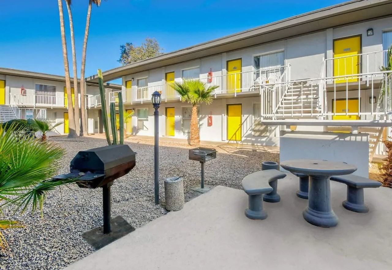 The Retro - Photo 5 of 10