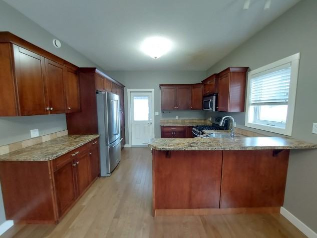 Beautiful 4 Bed Duplex in West Park! - Photo 2 of 20