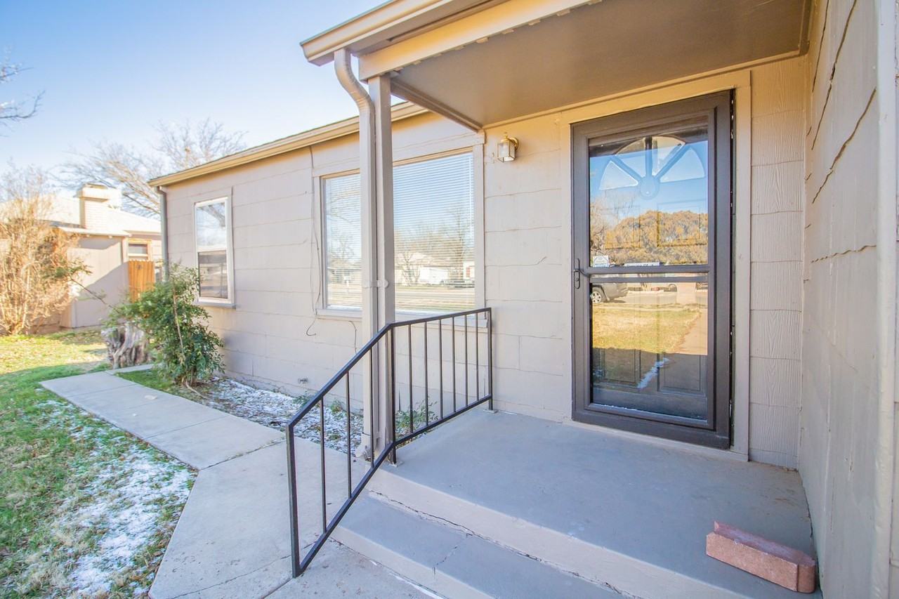 1513 41st St - Photo 2 of 15