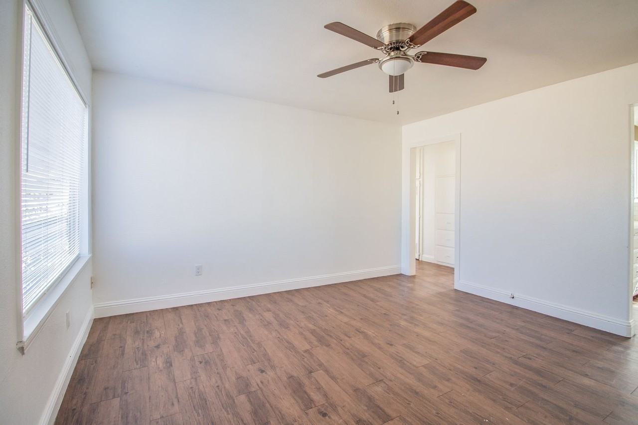 1513 41st St - Photo 3 of 15