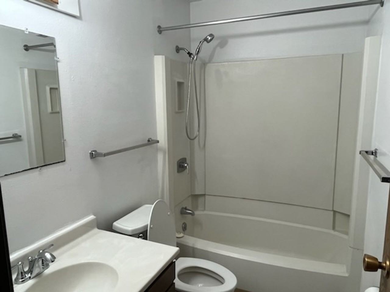 Dakota Apartments - Photo 6 of 7