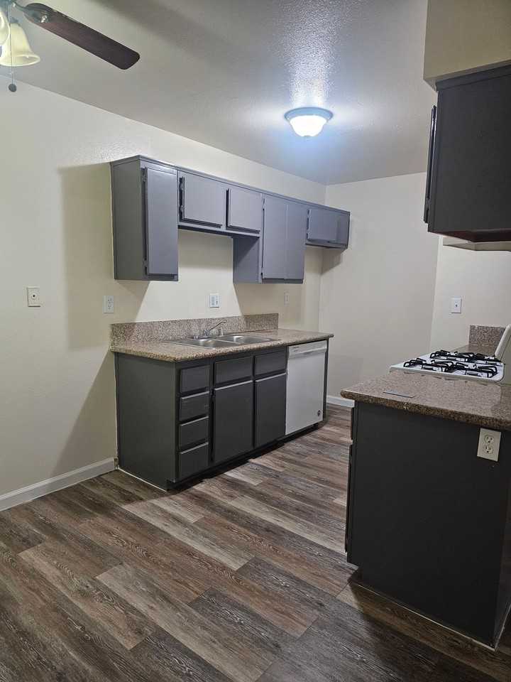 2 Bedrooms, 2 FULL Bathrooms! Adelanto, California! - Photo 4 of 5