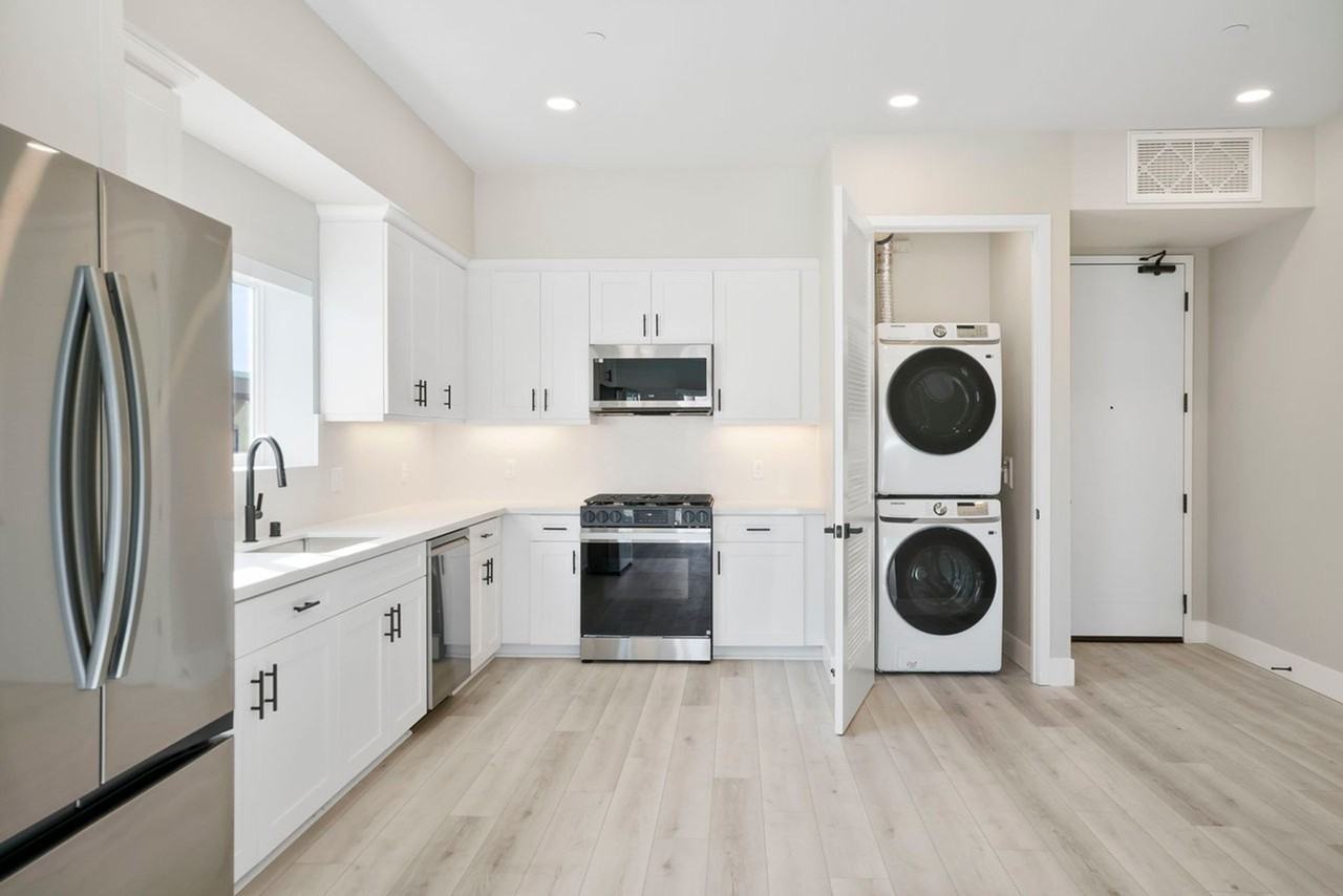 Summit on Georgia - Photo 3 of 6