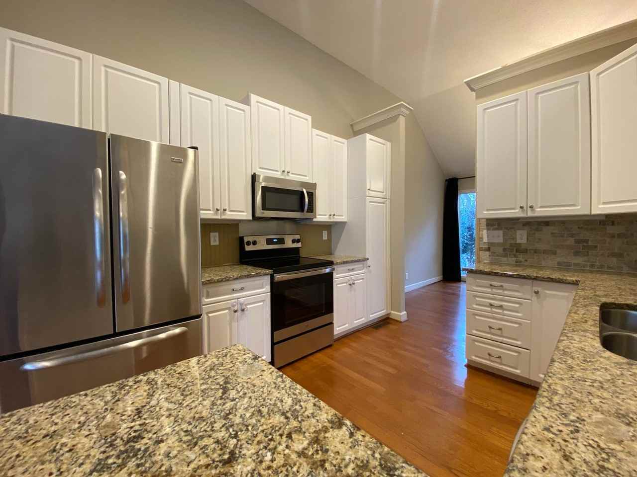 2712 Merry Oaks Trl - Photo 3 of 26