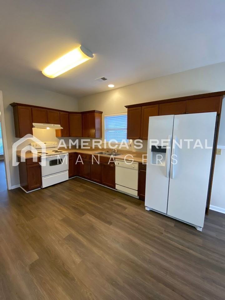 2127 Adkins Pl - Photo 5 of 22