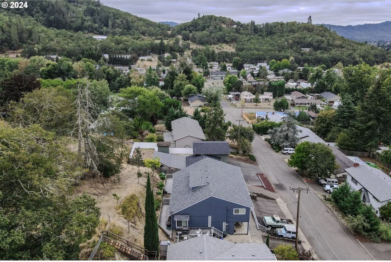 LY-0000 - Photo 2 of 40