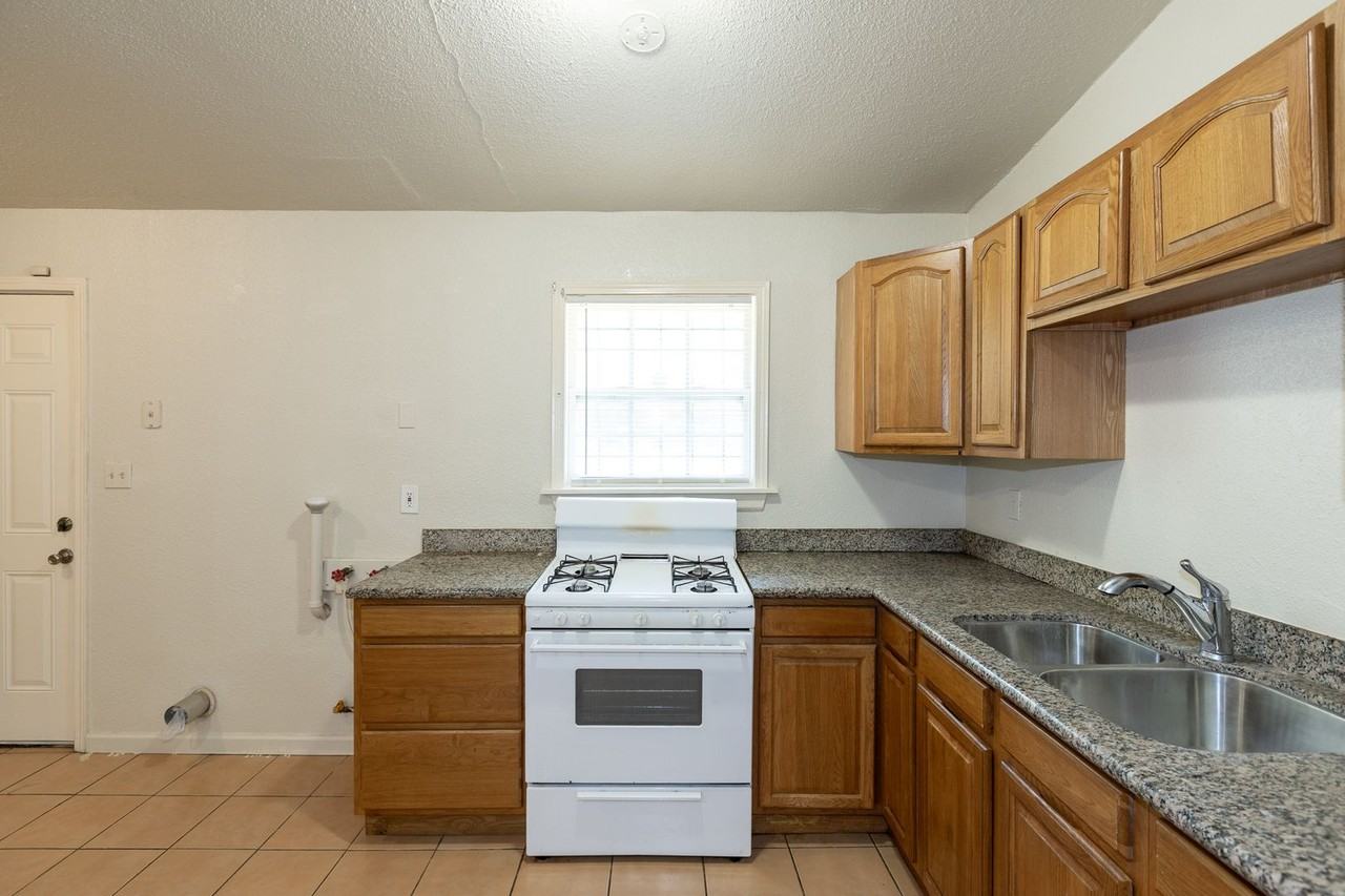 2811 E 40th Pl N - Photo 7 of 19